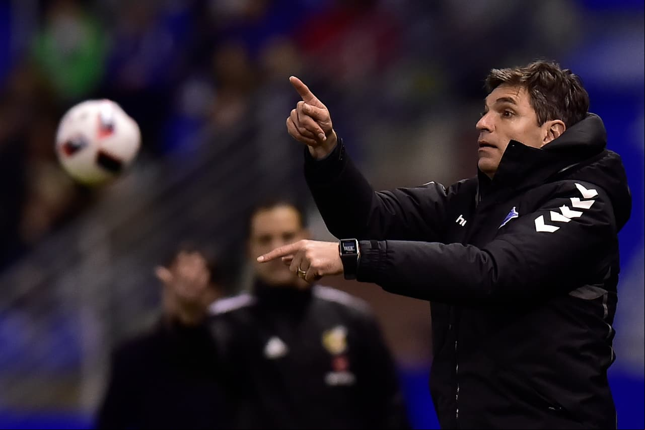 El entrenador Mauricio Pellegrino (Alavés) impartiendo instrucciones a sus jugadores.