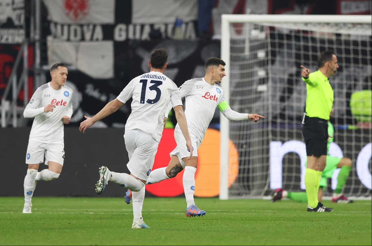 Napoli se impuso al Eintracht Frankfurt en Alemania con 'Chucky' Lozano como titular y con goles de Osinhem y Di Lorenzo.
