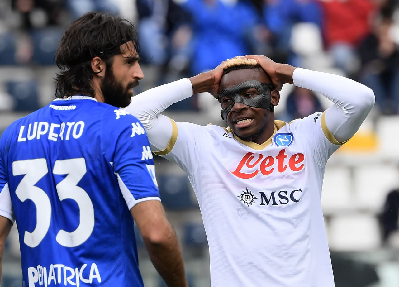 Hirving Lozano dio pase a gol, pero el Napoli se alejó de la lucha por el Scudetto con la épica remontada del Empoli para ganar 3-2 tras ir abajo 0-2 hasta los últimos 10 minutos en la Serie A.