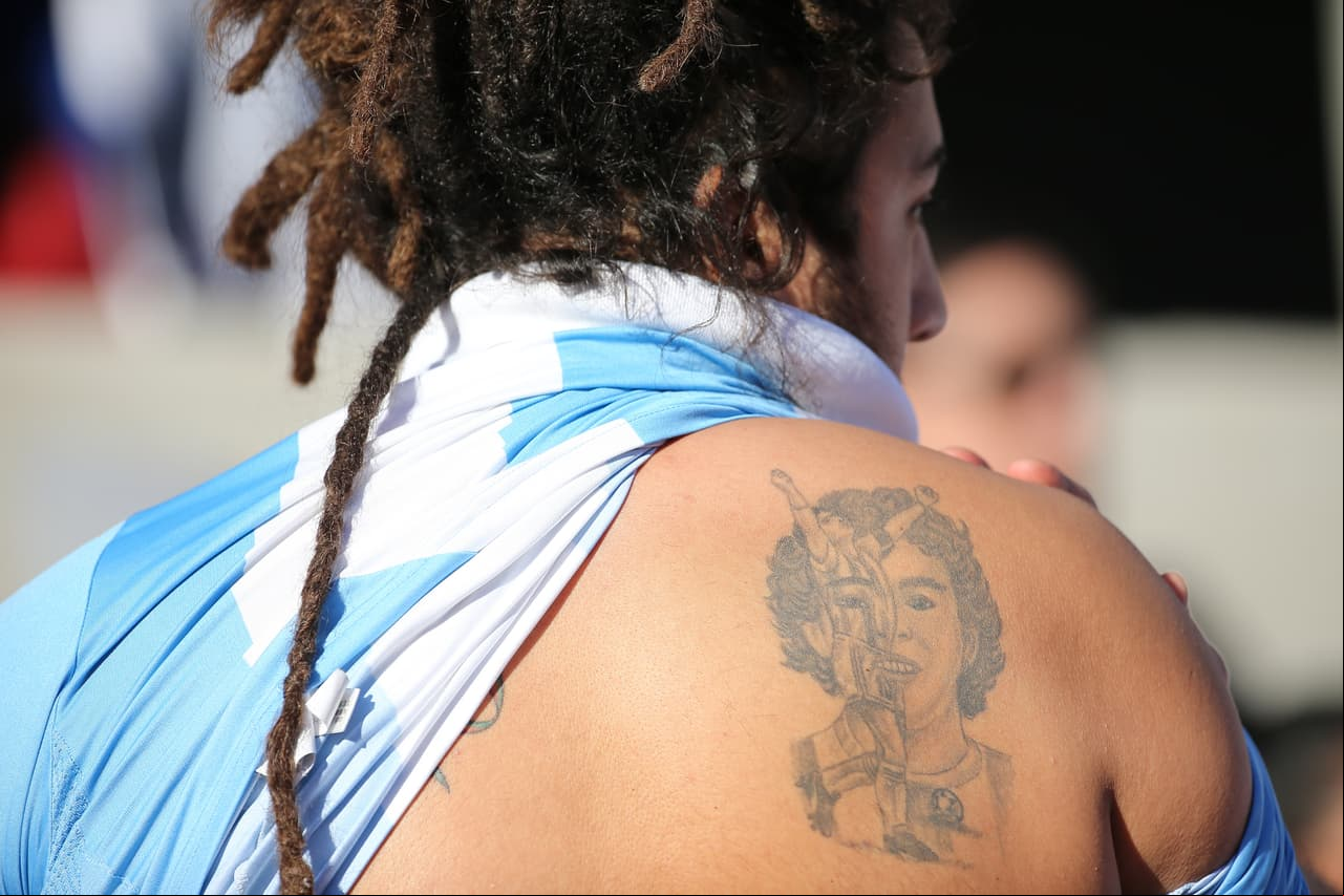 Los fanáticos en el mundo quisieron rendir un homenaje a sus países, equipos o jugadores favoritos por medio de tatuajes. Algunos más grandes y coloridos, con rostros de las figuras y escudos representativos son una muestra del cariño que alrededor del mundo expresan los hinchas del fútbol.