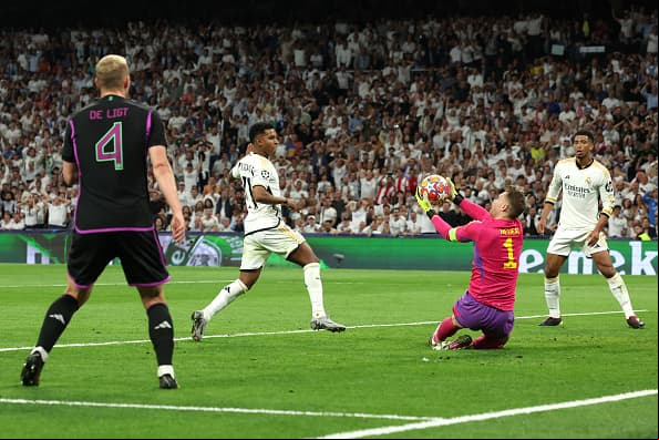 Manuel Neuer ataja un contrarremate de Rodrygo, Semifinal de vuelta Real Madrid vs. Bayern Múnich.