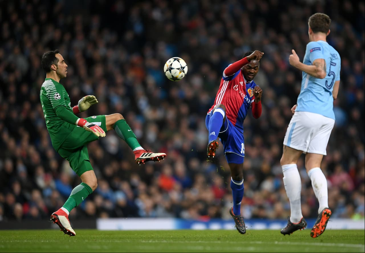 El arco defendido por el chileno Claudio Bravo, que jugó sus primeros minutos en Champions League, empezó a verse en problemas.