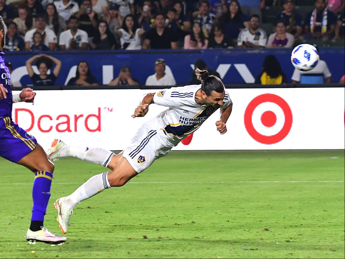 Al minuto 67, con esta sublime palomita, tras la asistencia del noruego Ola Kamara, puso el marcador 3-3, el segundo gol de la noche para Ibra en el Stub Hub Center.