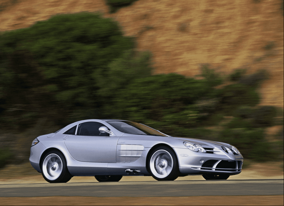 En la caudalosa flota también hay modelos de 
<b><a href="https://tudn.diariodoriogrande.com/temas/mercedes-benz">Mercedes-Benz</a></b>, como el 
<b><a href="https://tudn.diariodoriogrande.com/noticias/mercedes-benz/mercedes-benz-g63-amg-sahara-edition-mansory-fotos">G63 AMG</a></b> y el 
<b><a href="https://tudn.diariodoriogrande.com/noticias/autos/mercedes-benz-anuncio-el-final-del-legendario-slr" target="_blank">SLR McLaren</a></b> (en la imagen). El Mercedes-Benz SLR McLaren es el resultado de una colaboración entre el fabricante alemán y 
<b><a href="https://tudn.diariodoriogrande.com/temas/mclaren" target="_blank">McLaren</a></b>. Con un valor próximo a los 450,000 dólares, cuenta con un motor V8 supercargado con 584 HP. El Mercedes-Benz SLR McLaren fue construido en Inglaterra entre 2003 y 2009.