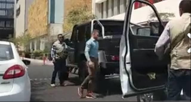 En esta imágen se ve a Saúl “Canelo” Álvarez disfrutando su momento de gloria después de su triunfo sobre Julio César Chávez Jr. el 6 de mayo del 2017. Un aficionado 
<b><a href="http://uni.vi/o5DR100FN02">lo capturó en video bajando de una camioneta muy exclusiva: Mercedes-Benz G 63 AMG 6x6</a></b>.