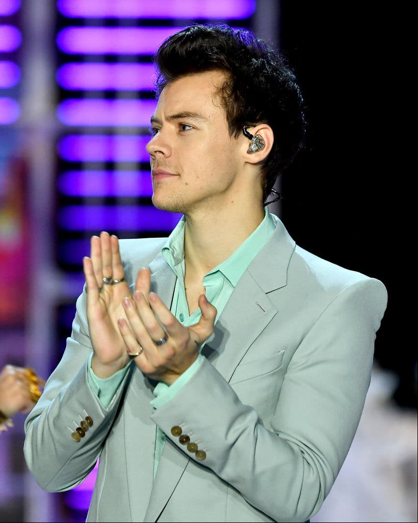 Harry hizo la primera aparición masculina en la portada de Vogue en el año 2020, con un vestido largo azul claro y un blazer, uno de los muchos looks que rompen las normas de género.