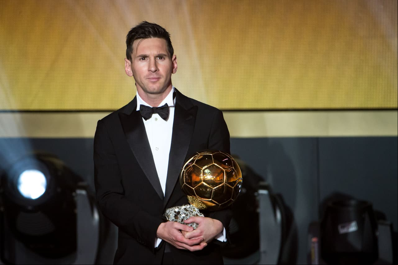 El argentino Lionel Messi obtuvo su quinto Balón de Oro en 2015 luego de ganar con Barcelona una nueva Champions League, una Supercopa de Europa, un Mundial de Clubes, la Liga de españa y la Copa del Rey.