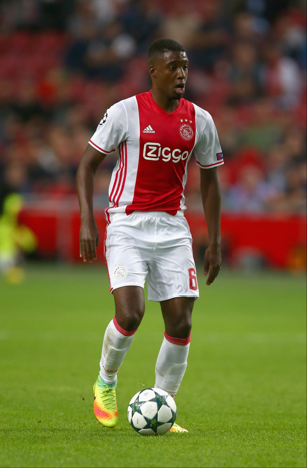 El holandés Riechedly Bazoer, de 20 años, salió del Ajax por 12 millones de euros y consolida la inversión a la juventud de ese club.