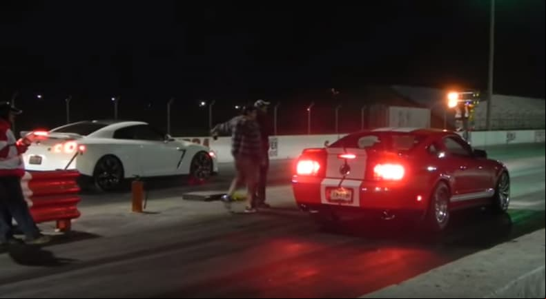 En YouTube es posible encontrar un video que muestra a Saúl Álvarez demostrando su pasión por la velocidad. Allí se lo ve corriendo en un Autódromo de Guadalajara, México, a bordo de un 
<b><a href="https://tudn.diariodoriogrande.com/noticias/auto-shows/nissan-mejoro-el-gt-r-para-2015">Nissan GT-R</a></b> con un Ford Shelby GT500 como competidor. Por cierto el Shelby ganó cómodamente.