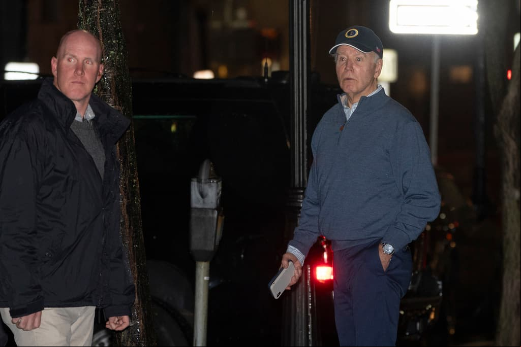 Un auto se estrella contra un vehículo de la caravana de Biden en Delaware; el presidente no resultó herido