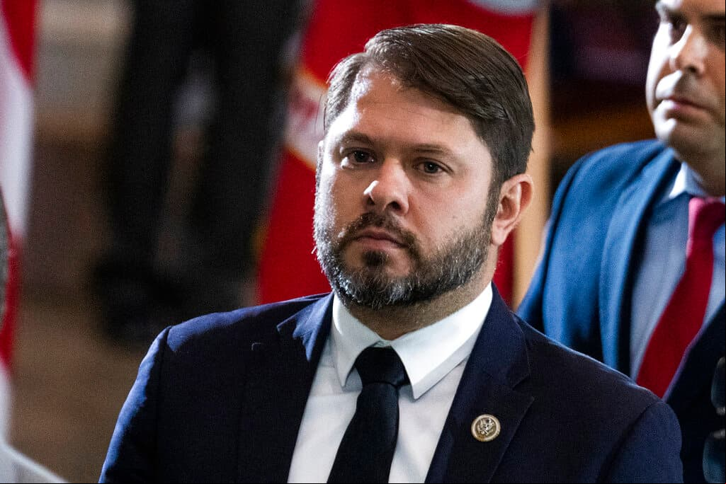 El latino Rubén Gallego luchará por el escaño en el Senado que ocupa ahora la exdemócrata Kyrsten Sinema en Arizona