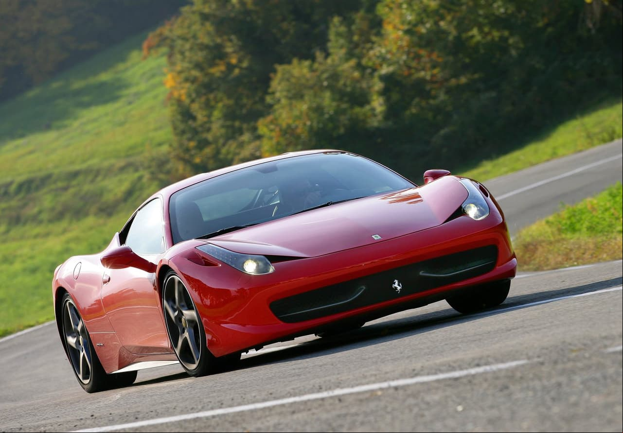 Todo garaje que se precie de lujoso debe contar con algún modelo 
<b><a href="https://tudn.diariodoriogrande.com/temas/ferrari">Ferrari</a></b>. Y el cavallino rampante dice presente en el establo de Saúl Álvarez con un 
<b><a href="https://tudn.diariodoriogrande.com/noticias/auto-shows/el-ferrari-458-italia-en-detroit-2011-fotos">Ferrari 458 Italia</a></b> de carrocería roja. El modelo 2011 que vemos en esta imagen dispone de un motor V8 que desarrolla 570 caballos de fuerza, un torque de 540 lbs-pie, y acelera de 0 a 60 mph sin demorarse más de 3.4 segundos...