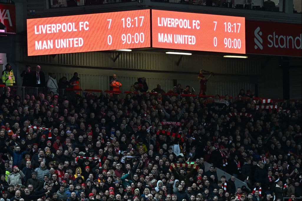 El Liverpool hizo su mejor partido de la temporada para destrozar al Manchester United con un sonrojante e histórico 7-0 y tomar fuerzas para la recta final del curso
<br>