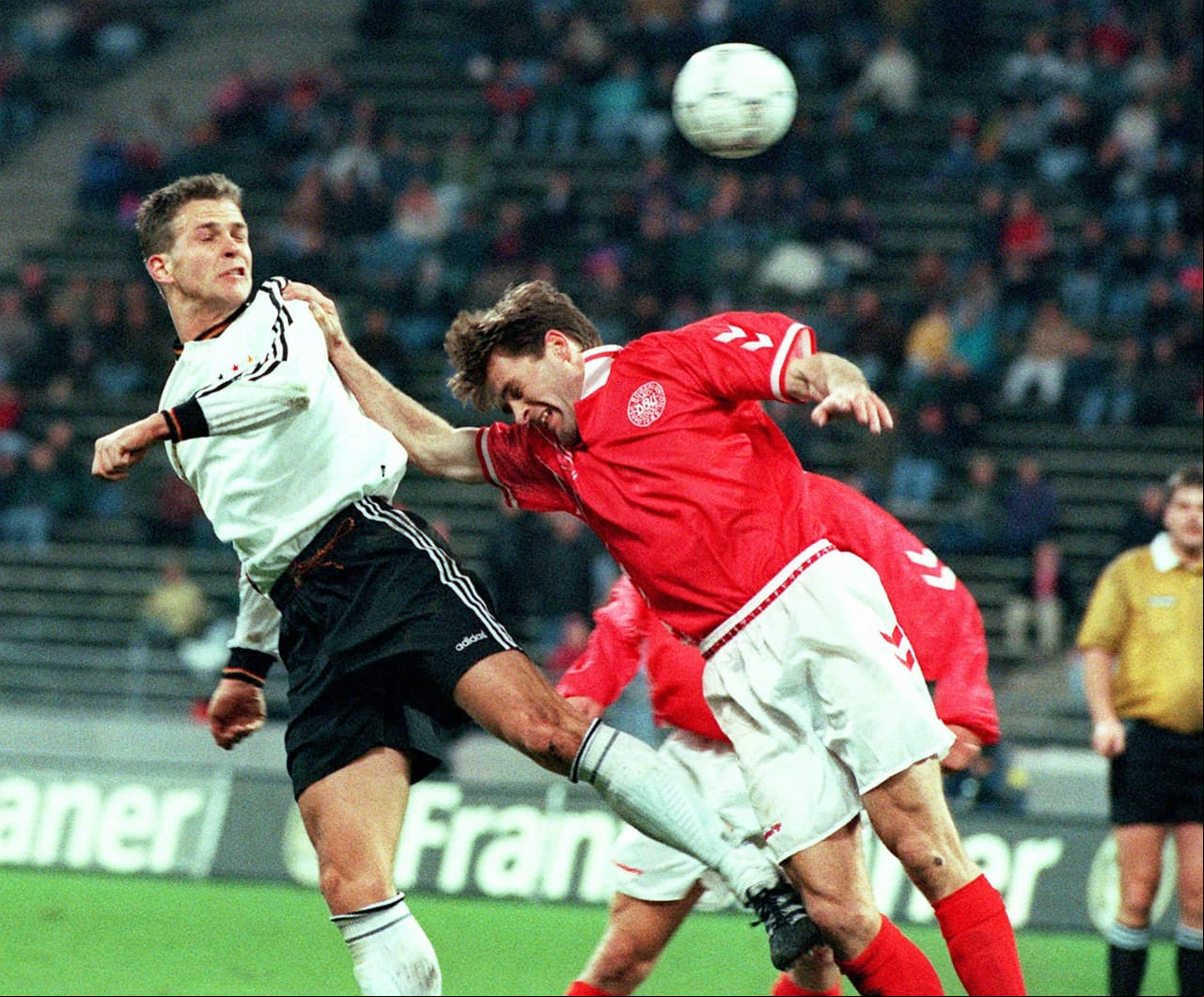 El danés Michael Laudrup, tras salir de Real Madrid en 1996 hacia el fútbol de Japón, se mantuvo activo en el descenlace de su carrera con el Visse Kobe.