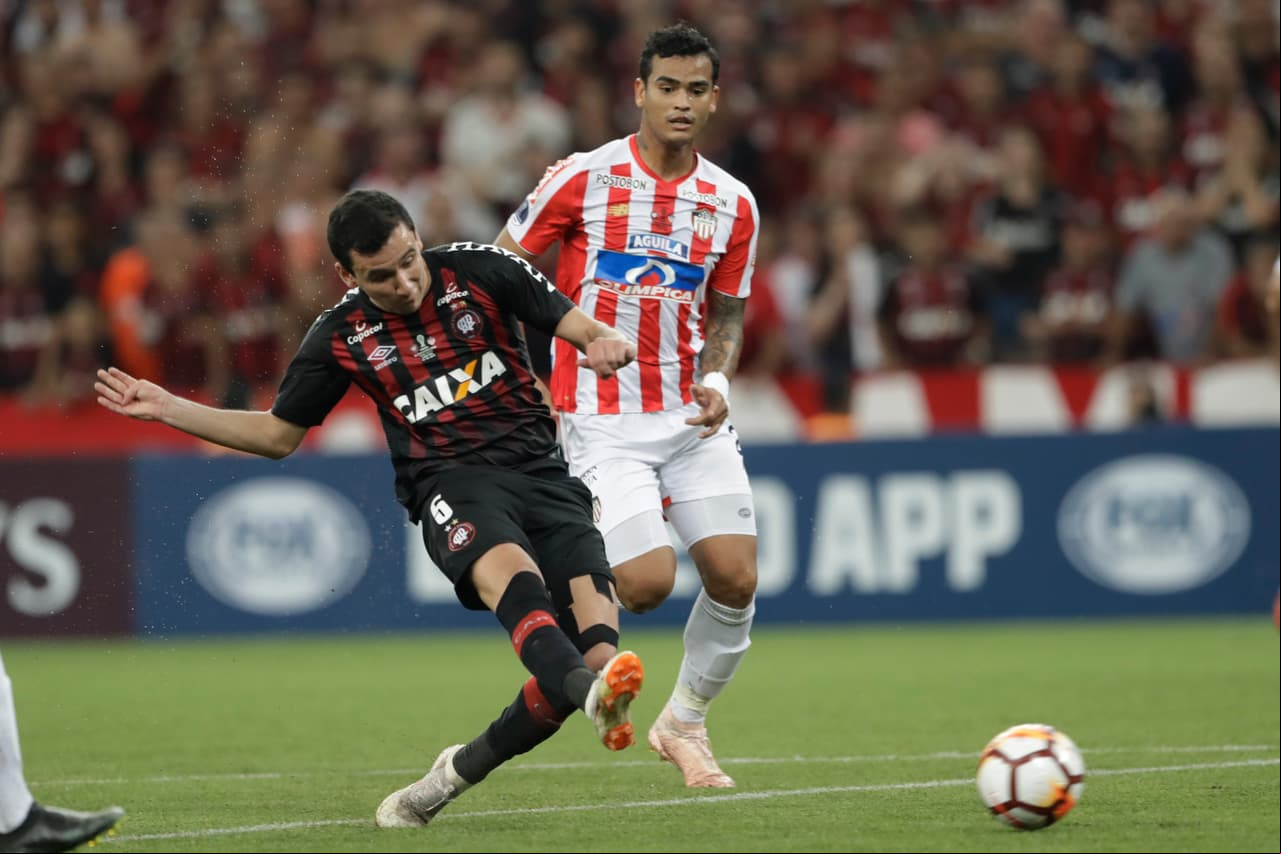 Con este disparo de pierna derecha, bien colocado, el Atlético Paranaense se iba adelante en el marcador por conducto de Pablo.