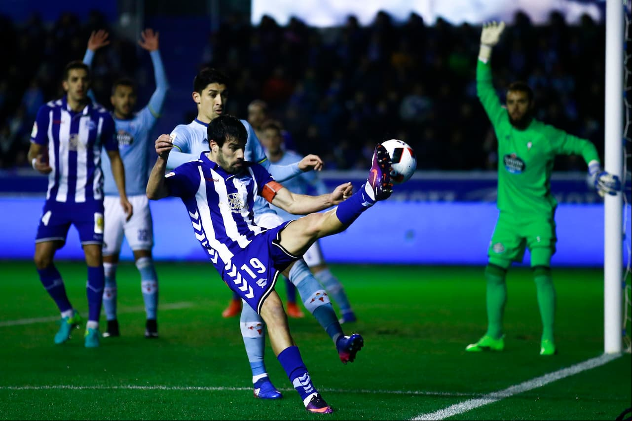 Esfuerzo inproductivo de Manu García (Alavés) por mantener en juego la pelota en el área del Celta