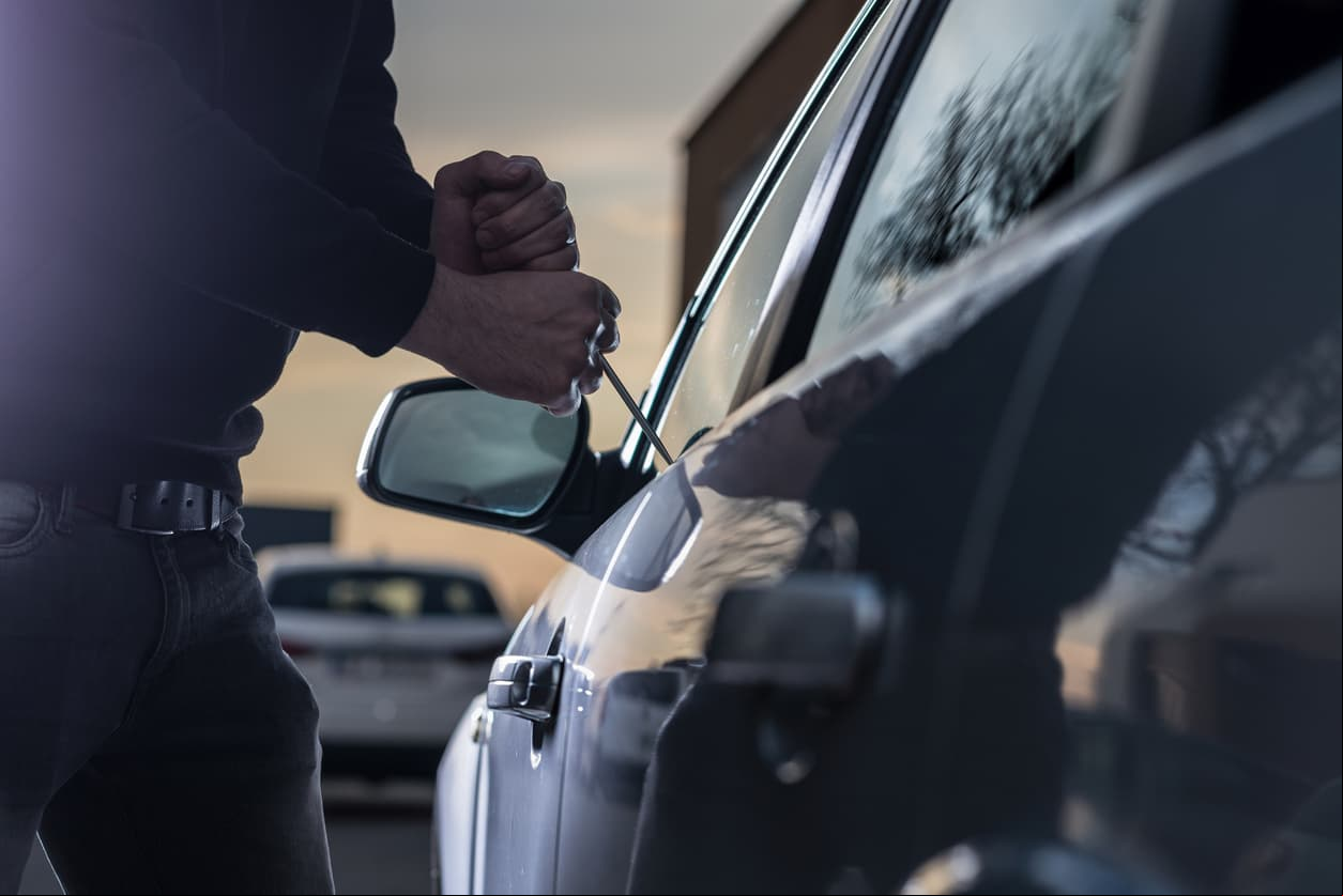 Dejaron el carro encendido mientras hacían compras y unos ladrones se lo robaron con su hijo de 5 años dormido adentro