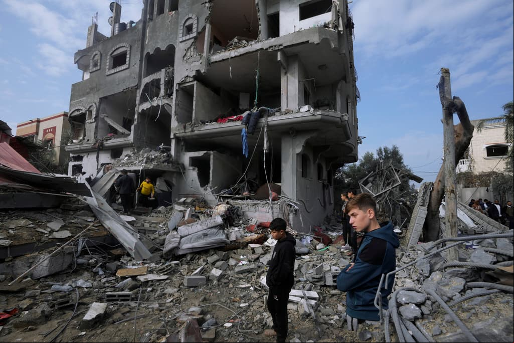 Ejército israelí reconoce un “extenso daño colateral” en el ataque a un campo de refugiados en Gaza que dejó al menos 70 muertos 