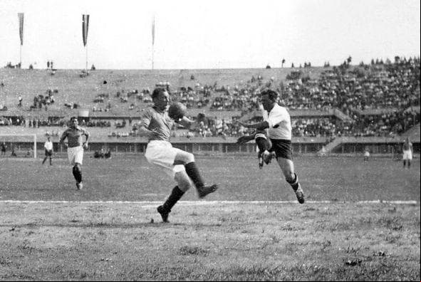 El primer duelo importante del que se tiene memoria entre estas dos selecciones fue previo al Mundial de Italia 1934. Ambas selecciones viajaron a Roma, pero sólo una podía participar en el evento, por lo que la FIFA los eliminó entre sí el 24 de mayo, con una sorpresiva victoria de 4-2 para Estados Unidos con cuatro goles de Aldo 'Buff' Donelli. México tuvo que permanecer en aquel territorio, sin Mundial, y jugando partidos amistosos para sufragar su estancia.