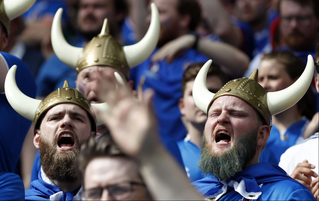 Directos de Islandia, los vikingos llegaron a París para apoyar a su selección en su tercer partido de la Eurocopa 2016.