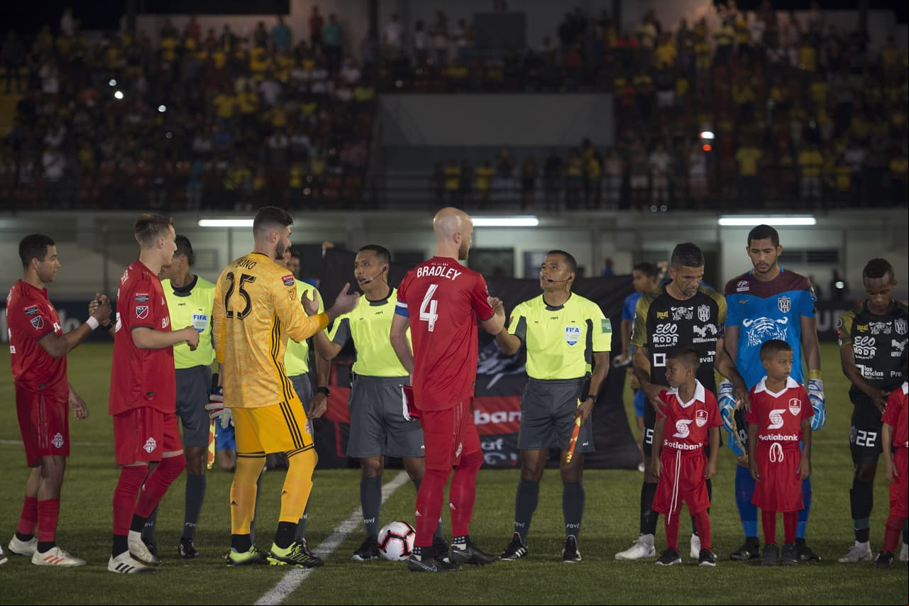 El modesto Club Independiente La Chorrera de Panamá le daba la bienvenida en su campo al Toronto FC por la Ida de los Octavos de final de la Concacaf Champions League en el estadio Agustin Muquita Sanchez en la ciudad de La Chorrera.