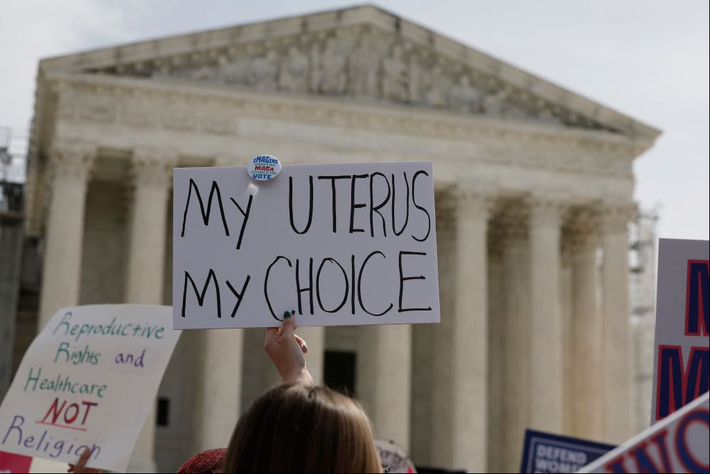 ¿Debe una mujer tener derecho a un aborto de emergencia en estados que lo prohíben? La Corte Suprema decide