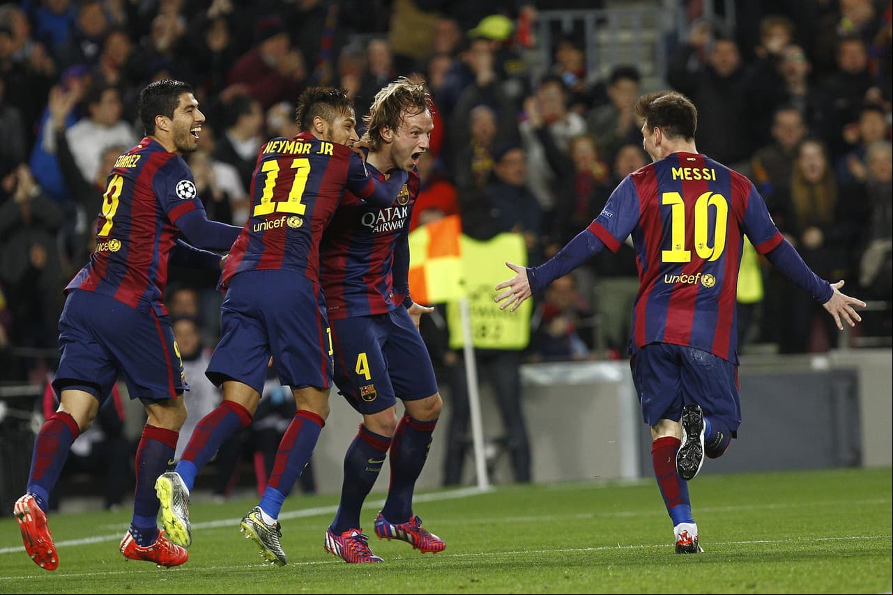 Ivan Rakitic festeja junto a la MSN un gol del Barcelona