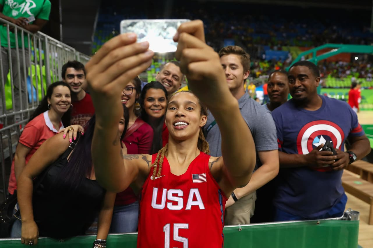 ¿No se van a acaban las selfies? Ya va a empezar el juego de básquetbol, pero el retrato gráfico es prioridad.