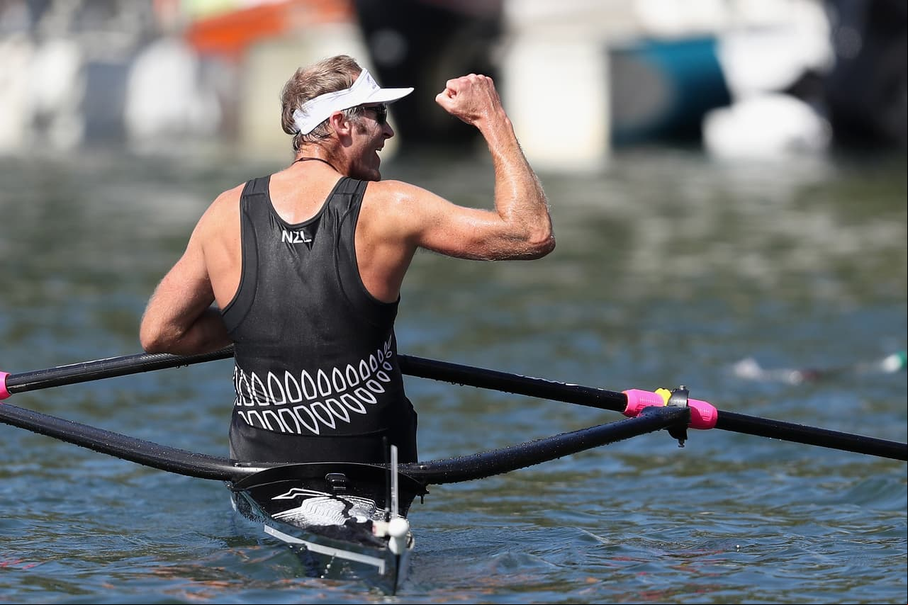 El neozelandés Mahe Drysdale retuvo el oro que ganó en skiff masculino en los Juegos Olímpicos de Londres 2012 en una muy disputada prueba que tuvo que ser definida en la foto de llegada debido a que cruzó la meta a la par con el remero croata Damir Martin.