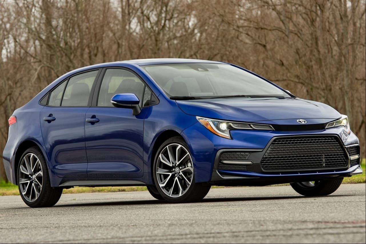 <h3 class="cms-H3-H3"><b>12. Toyota Corolla</b></h3>
<br>
<br>248,993 unidades vendidas durante 2021.
<br>
<br>Comparado al 2020, las ventas del Toyota Corolla aumentaron un 5%. Aunque en general los sedanes han perdido popularidad debido al repunte de las camionetas SUVs, el Corolla siempre había logrado mantenerse dentro del Top 10... hasta ahora. Su eterno rival, el Honda Civic, sí quedó entre los 10 más vendidos del mercado.
<br>