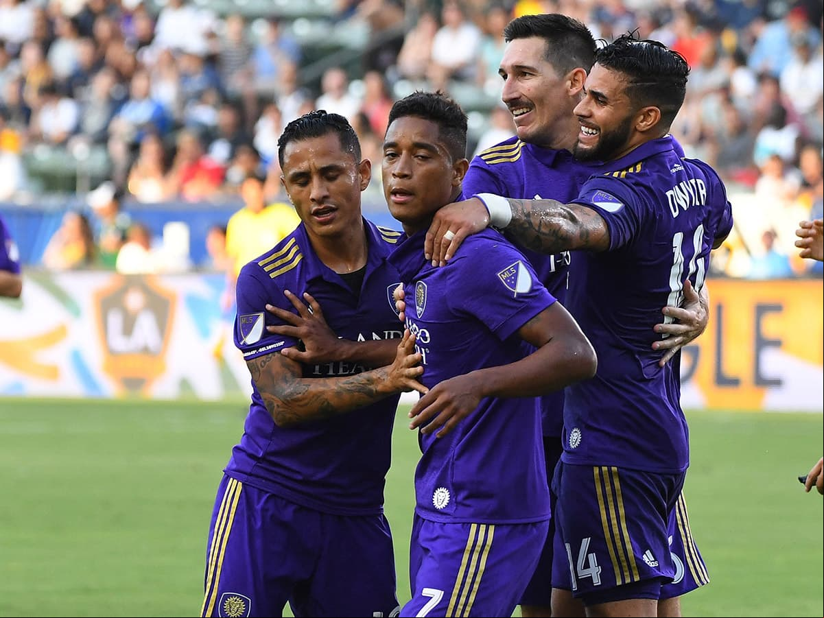 Aunque el Galaxy no lo tuvo fácil contra uno de los equipos que ocupa la parte baja de la tabla en la Conferencia Oeste, que abrió el marcador con gol del colombiano Cristian Higuita (centro).