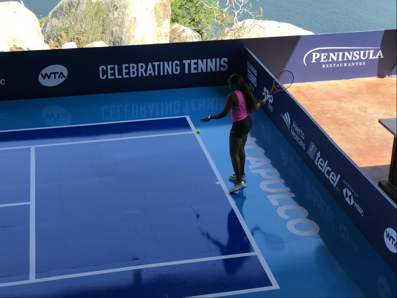 Stephen se mostraba sonriente a la hora de impactar la pelota, pero lo hacía con suavidad, pues todos sabemos que lo puede hacer con gran potencia.