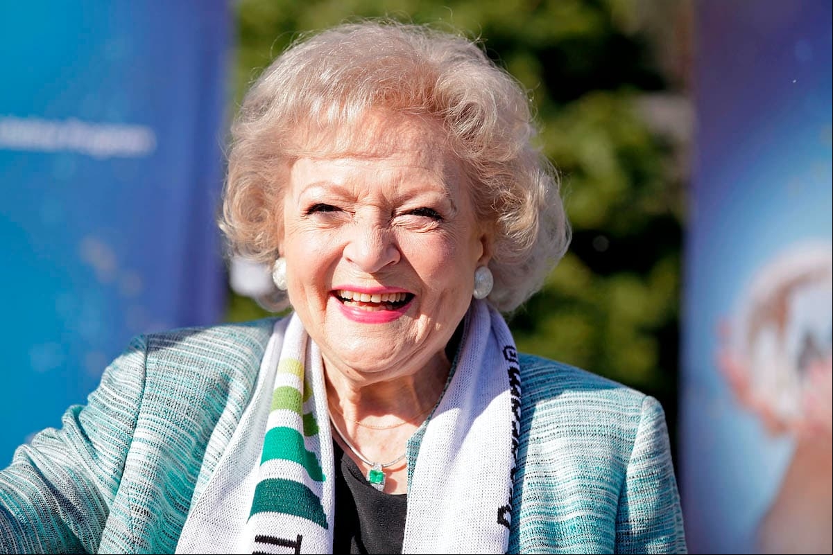 La divertida felicitación de Ryan Reynolds y Sandra Bullock a Betty White en su cumple 98