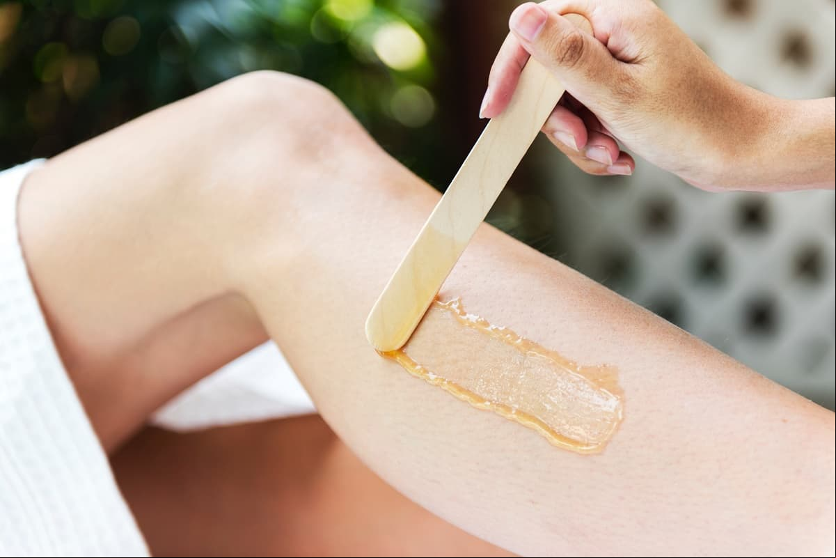 Receta para preparar cera natural y otros tips para depilarte en casa sin irritaciones